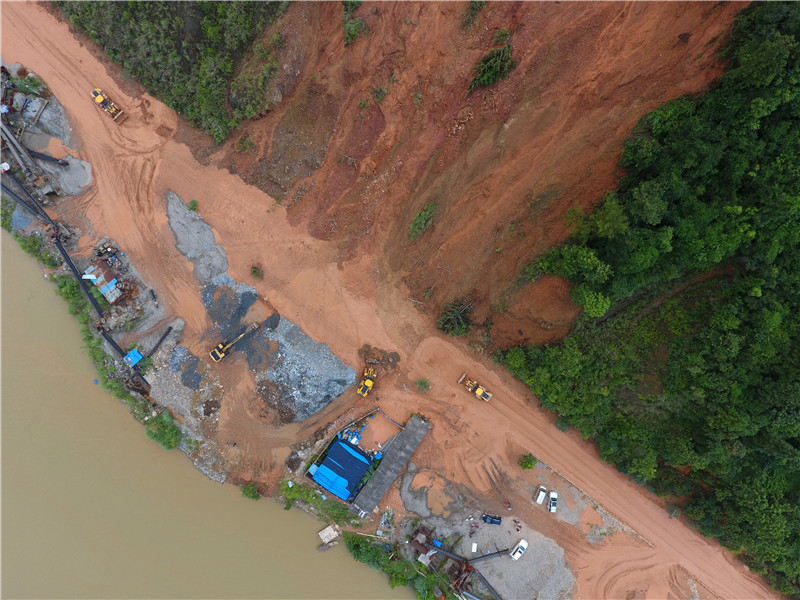 7月13日，工程機械在廣西三江侗族自治縣境內的321國道搶修塌方中斷的道路。