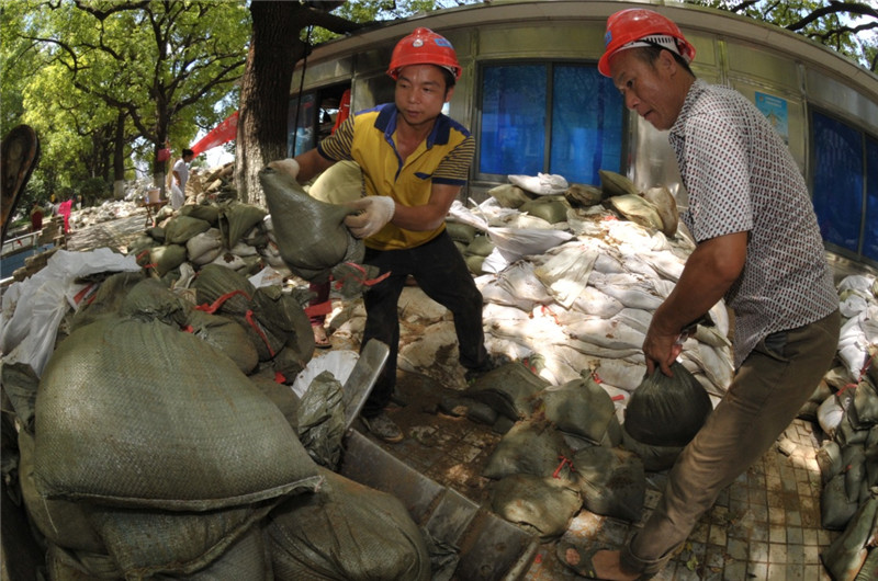 7月7日，工作人員在長沙城區湘江沿岸拆除部分沙袋筑成的防洪子堤。
