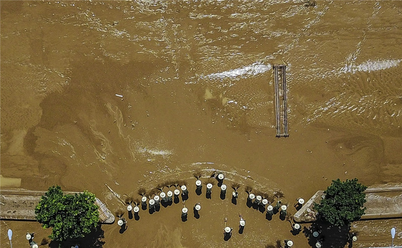 7月7日，武警官兵在長沙橘子洲景區內清淤。