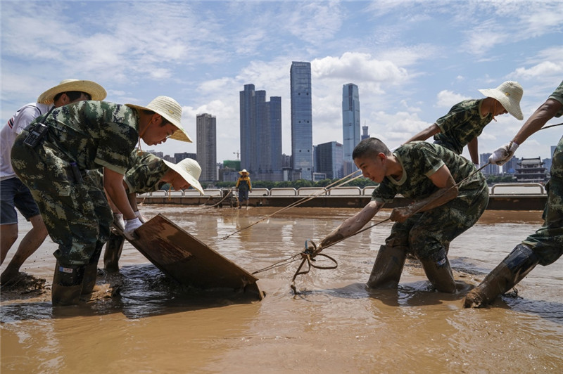7月7日，武警官兵和工作人員在長沙橘子洲景區內清淤。