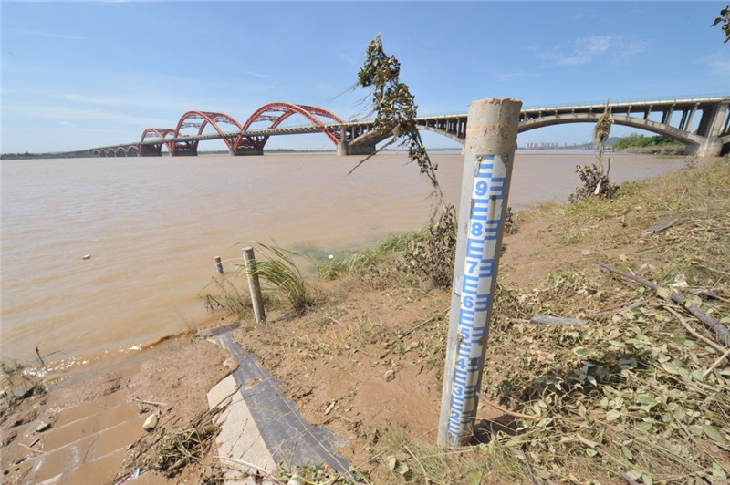 洪峰過境后的長沙黑石鋪大橋附近湘江沿岸一處水位標桿（7月7日攝）。