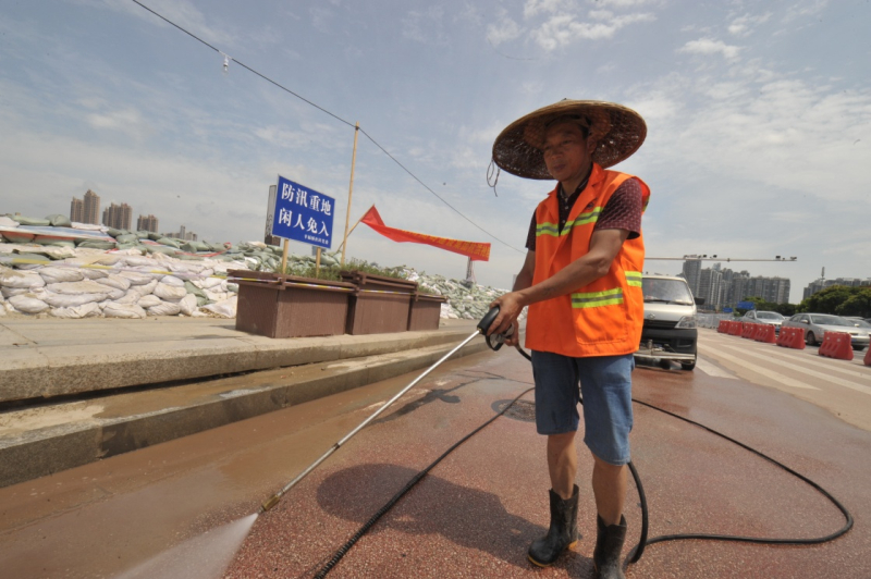 據長沙市水文站監測數據顯示，受天氣轉好等因素影響，截至7月6日14時22分，長沙湘江水位37.32米，已退至38.37米的保證水位（堤防工程所能保證安全運行的水位）以下，但仍高于警戒水位（江、河、湖泊水位上漲到河段內可能發生險情的水位）1.32米。目前，長沙市在城區湘江沿岸繼續保持超標準洪水的應對機制和措施，做到堤防巡查防守和搶險人員不撤、設備不撤、力度不減，確保堤防安全。
