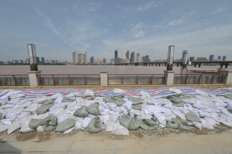 據長沙市水文站監測數據顯示，受天氣轉好等因素影響，截至7月6日14時22分，長沙湘江水位37.32米，已退至38.37米的保證水位（堤防工程所能保證安全運行的水位）以下，但仍高于警戒水位（江、河、湖泊水位上漲到河段內可能發生險情的水位）1.32米。目前，長沙市在城區湘江沿岸繼續保持超標準洪水的應對機制和措施，做到堤防巡查防守和搶險人員不撤、設備不撤、力度不減，確保堤防安全。