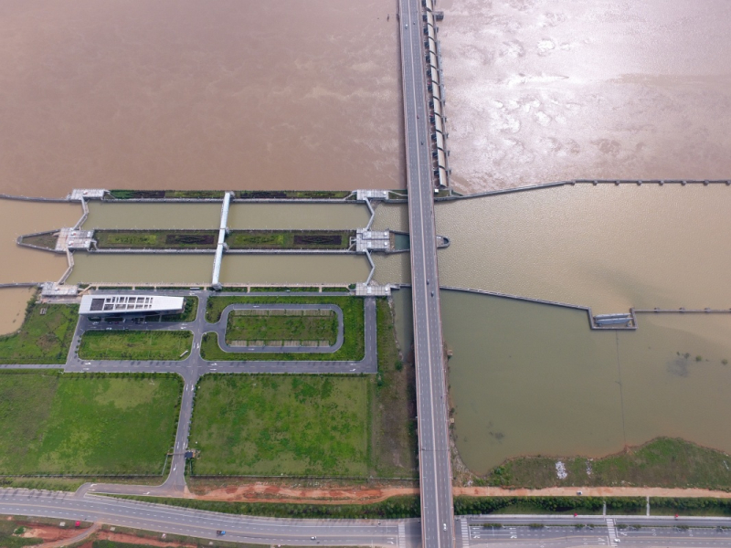 據長沙市水文站監測數據顯示，受天氣轉好等因素影響，截至7月6日14時22分，長沙湘江水位37.32米，已退至38.37米的保證水位（堤防工程所能保證安全運行的水位）以下，但仍高于警戒水位（江、河、湖泊水位上漲到河段內可能發生險情的水位）1.32米。目前，長沙市在城區湘江沿岸繼續保持超標準洪水的應對機制和措施，做到堤防巡查防守和搶險人員不撤、設備不撤、力度不減，確保堤防安全。