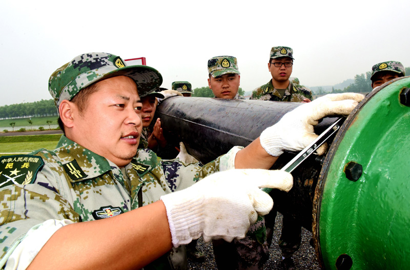 6月12日，揚州民兵在抗洪搶險集訓中安裝抽水設備。