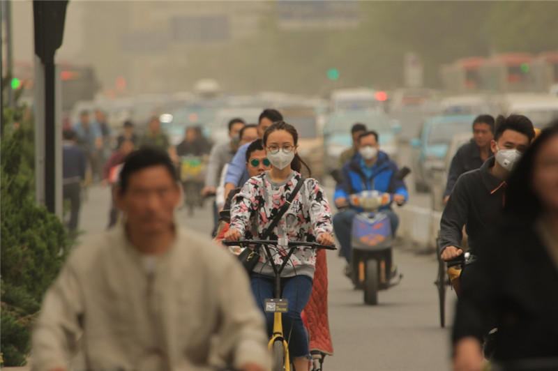 5月5日，市民在天津街頭騎車出行。