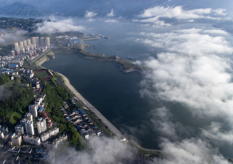 中國長江三峽集團公司發布的水情信息顯示，5月3日三峽水庫壩上水位已消落至160米以內，釋放了約六成防洪庫容，這是今年首次降至160米范圍內，與去年相比晚了2天。