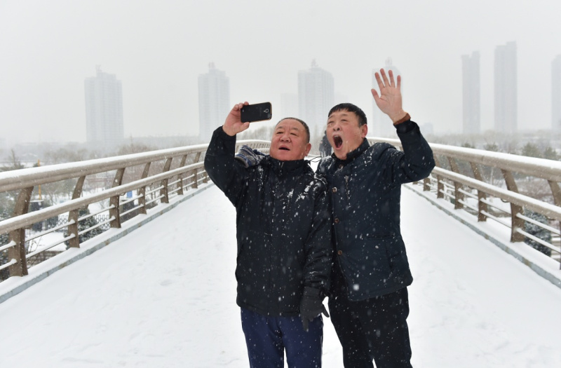 2月21日，兩位太原市民在大雪中自拍。