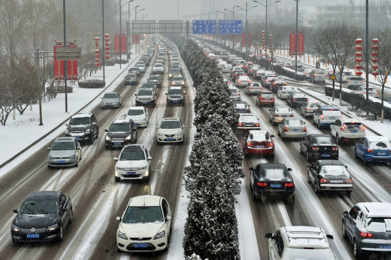 圖為雪中的太原市濱河東路（2月21日攝）。