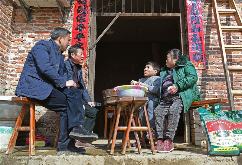 江西鄱陽縣古縣渡鎮的干部走訪慰問張家坽村的受災困難家庭（1月24日攝）。