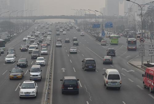 11月28日，汽車在霧霾下的北京國貿橋附近行駛。當日，北京出現重污染天氣。