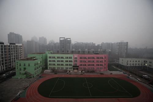 這是12月8日拍攝的因霧霾而停課的北京市朝陽區日壇小學。當日，北京啟動空氣重污染紅色預警，全市采取機動車單雙號限行、中小學幼兒園停課等措施。這是北京今年首次啟動空氣重污染紅色預警。