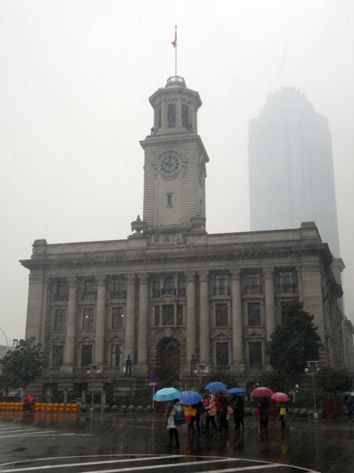 1月31日，市民冒著風雪走過武漢市的標志建筑——武漢關。     當日，湖北多地迎來新一輪雨雪天氣。湖北氣象部門發布暴雪黃色預警和道路結冰黃色預警，武漢、黃岡、荊州等地有6毫米以上降雪，全省大部分地區將出現對交通有影響的道路結冰。新華社記者 余國慶 攝