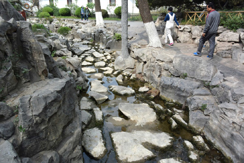 4月12日，位于濟南市區的“七十二名泉”之一的馬跑泉已經停噴，原來流淌泉水的溪流干涸見底。受干旱影響，山東濟南市地下水水位持續下降，位于濟南市區的“七十二名泉”已經有多個名泉出現停噴現象。濟南被稱為“泉城”，以泉水眾多聞名，尤其以趵突泉、黑虎泉等“七十二名泉”為代表。