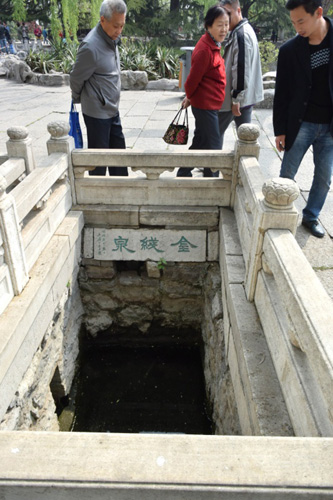 4月12日，位于濟南市區的“七十二名泉”之一的金線泉已經停噴，泉池水位持續下降。