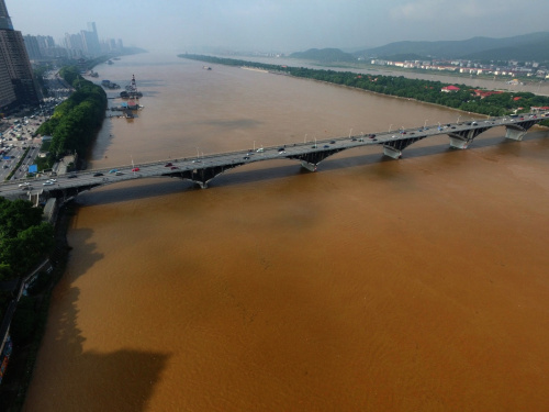 洪峰過境時的長沙橘子洲大橋（5月10日攝）。新華社記者 龍弘濤 攝