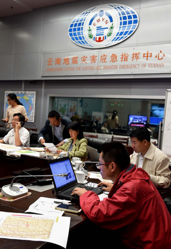 5月18日凌晨，工作人員在云南地震災害應急指揮中心忙碌。