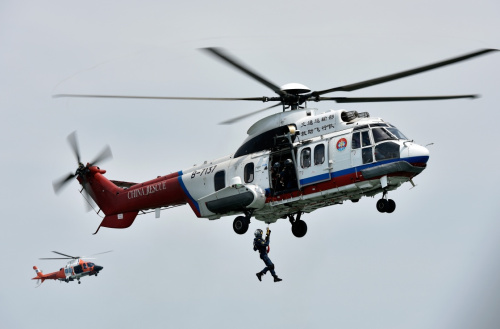 5月19日，交通運輸部南海救助飛行隊的直升飛機和救助人員在演習現場進行落水人員救助。新華社記者 劉大偉 攝