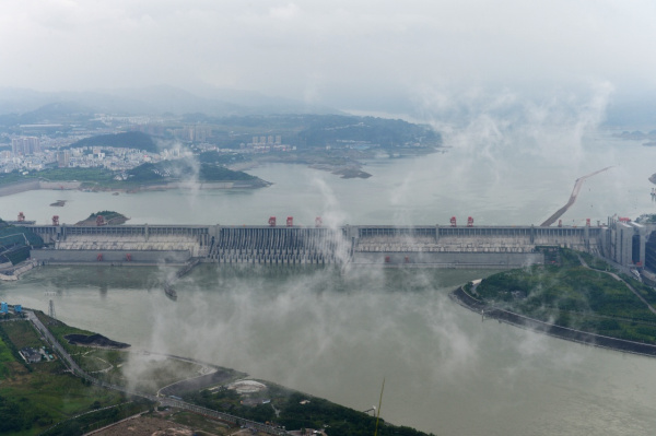 這是6月1日拍攝的三峽水利樞紐工程全景。當日，長江中下游地區正式進入主汛期。長江防總安排部署三峽及上游水庫群加快騰庫應對主汛期到來。6月1日8時，三峽水庫水位147.89米，出庫流量提高至17100立方米每秒。按照消落計劃，三峽水庫在6月10日之前，庫水位消落至145米汛限水位，為未來可能發生的大洪水騰出庫容。新華社發 鄭家裕 攝