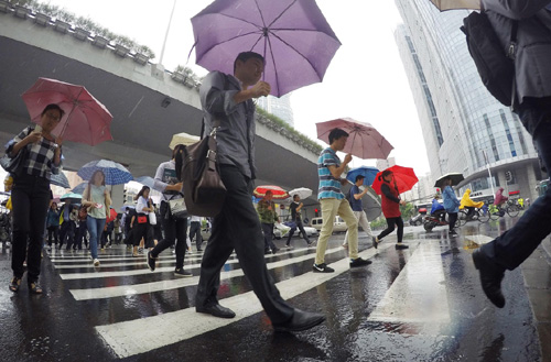 6月3日，上海市民在雨中撐傘過馬路。近日，上海地區雨水密集并伴隨氣溫下降，上海中心氣象臺的專家表示，雖然降水持續，但上海進入梅雨季節的一些重要指標，比如氣溫，尚不達標。實際上，因為氣溫不達標，上海至今仍未入夏，而近十年上海平均入夏時間為5月29日。資料顯示，上海常年平均入梅時間為6月16日，平均出梅日為7月6日。