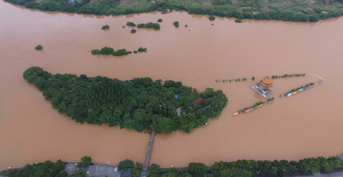 這是6月13日拍攝的被洪水圍困的湖南省永州市道縣西洲公園。