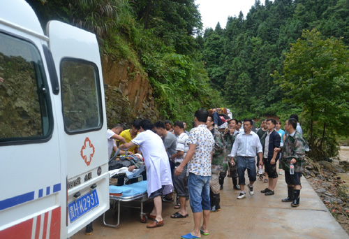 6月15日，在貴州省錦屏縣平略鎮，干部群眾積極開展救援工作。因連日暴雨，貴州省錦屏縣6月15日凌晨發生山洪、泥石流和山體滑坡，目前已造成5人死亡4人失蹤，通往重災區的道路中斷。災情發生后，錦屏縣委、縣政府緊急啟動防洪救災三級應急響應，目前，消防、公安、武警官兵和應急分隊等人員，已深入受災最嚴重的平略鎮、鐘靈鄉、偶里鄉、啟蒙鎮開展搶險救災工作，受災情況還在進一步核查統計中。