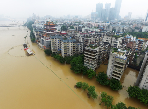 6月17日，廣西柳州市濱江西路被上漲的洪水淹沒。受上游地區強降雨影響，廣西柳州市區柳江水位從6月15日下午開始快速上漲，并于16日2時首次突破防洪警戒水位，洪水造成沿江多條位于低洼地帶的道路以及部分居民樓受淹。目前洪水正在下降，17日8時，柳州市區柳江水位為82.69米，仍在警戒水位以上。新華社記者 黃孝邦 攝