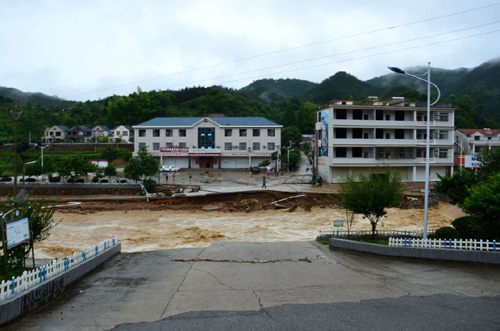 6月19日，湖北省英山縣溫泉鎮梅巖村一處橋梁被沖毀。湖北“入梅”后的強降雨已造成黃岡、隨州、武漢、孝感、黃石、咸寧、天門7市21個縣（市區）的88．23萬人受災，4人死亡12人失蹤，湖北省減災委、民政廳6月19日12時啟動全省自然災害救助應急Ⅲ級響應。