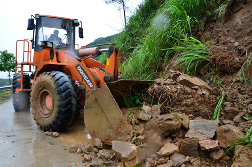 6月19日，湖北省英山縣交通部門搶修毀損公路。