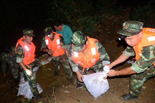 6月20日深夜，武警江西上饒支隊官兵在鄱陽縣昌洲鄉馬湖村昌洲堤封堵管涌。當日19時20分，因高水位急劇上升、濱田水庫泄洪、昌江洪峰通過疊加作用，導致江西省上饒市鄱陽縣濱田水庫泄洪道河堤（濱田河）出現堤身潰口，影響堤內耕地面積1.03萬畝，人口5600余人。