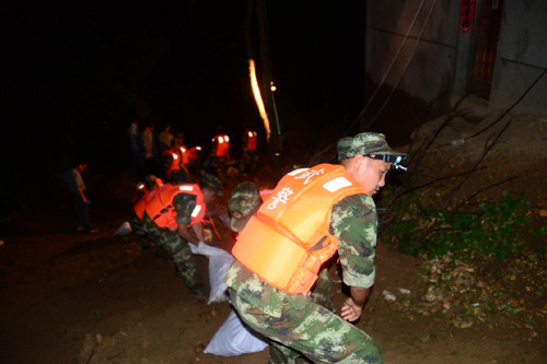 6月20日深夜，武警江西上饒支隊官兵在鄱陽縣昌洲鄉馬湖村昌洲堤封堵管涌。