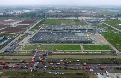 6月24日，救援車輛在鹽城阜寧縣一處受損廠房處置災后廢墟。6月23日14時30分許，江蘇鹽城市阜寧、射陽等地出現強雷電、短時強降雨、冰雹、雷雨大風等強對流天氣，局部地區遭受龍卷風襲擊，造成房屋倒塌、人員傷亡、道路受阻、農業設施受損等災害，目前已造成98人死亡，數百人受傷。從江蘇省公安廳了解到，江蘇公安已調集1000多警力前往鹽城風雹災區救援。
