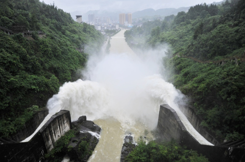 6月25日，湖北省宣恩縣龍洞水庫錯峰泄洪，減小水庫洪水對貢水河河道排洪的壓力。連日來，湖北省恩施土家族苗族自治州出現大范圍強降水過程，局部地區出現大暴雨和特大暴雨。當地于6月24日12時啟動防汛Ⅳ級應急響應，加強防汛值班、汛情監測、調度減災等，全力做好應對工作。新華社發（李以國 攝）