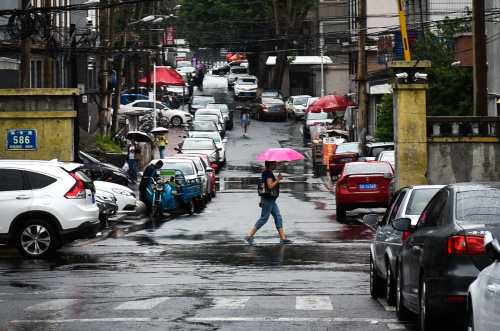 6月30日，市民在長春街頭冒雨出行。當日，吉林省大部迎來新一輪降水及強對流天氣過程。30日15時，吉林省氣象臺發布暴雨藍色預警，預計未來12小時，吉林省多地將出現暴雨，省內多部門聯合提醒注意做好防汛抗洪工作。新華社記者許暢攝