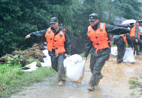 7月2日，武警安徽省總隊安慶市支隊官兵在懷寧縣平山鎮鳴鳳村程家圩一處管涌點搶險。近日，受強降雨天氣影響，安徽省安慶市部分地區遭受洪災。武警安徽省總隊安慶市支隊按照上級命令立即投入救災搶險工作，在安慶市多個受災地點連續奮戰。