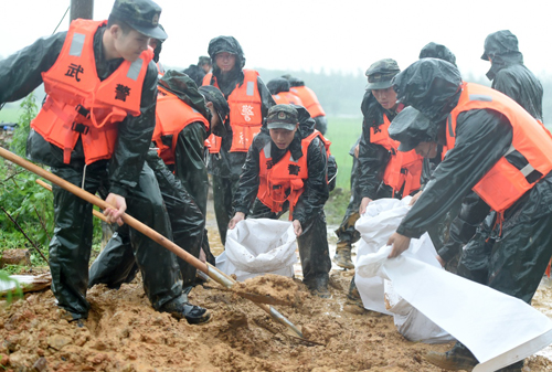 7月2日，武警安徽省總隊安慶市支隊官兵在懷寧縣平山鎮鳴鳳村程家圩一處管涌點搶險。