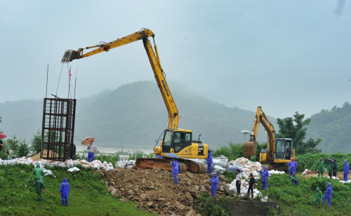 7月5日，工作人員在岳陽市云溪區一處堤壩隱患處加緊搶修。記者從湖南省防汛抗旱指揮部了解到，截至5日21時，這一輪強降雨已經造成湖南省62個縣市區608個鄉鎮350.36萬人受災，轉移36.47萬人。目前，當地受災地區正在組織干部群眾，全力抗洪救災。新華社記者 龍弘濤 攝