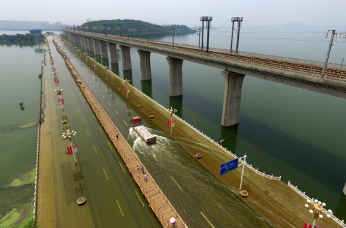 搭建在武漢湯遜湖漬水橋梁上的臨時棧橋（7月12日）。新華社記者 程敏 攝
