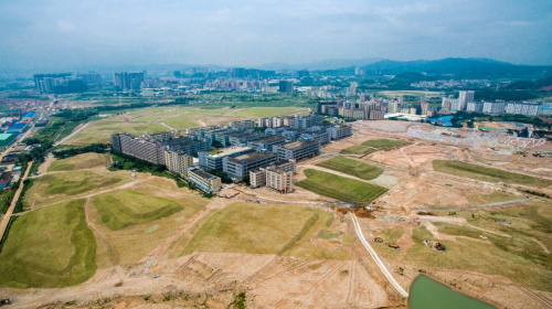 深圳光明新區渣土受納場“12·20”特別重大滑坡事故事發地（6月16日攝）。國務院近日批復了廣東深圳光明新區渣土受納場“12·20”特別重大滑坡事故調查報告。國務院調查組認定，這起事故是一起特別重大生產安全責任事故。2015年12月20日，位于深圳市光明新區的紅坳渣土受納場發生滑坡事故，造成73人死亡，4人下落不明，17人受傷（重傷3人，輕傷14人），33棟建筑物（廠房24棟、宿舍樓3棟，私宅6棟）被損毀、掩埋，90家企業生產受影響，涉及員工4630人。事故造成直接經濟損失為8.81億元。新華社記者 毛思倩 攝