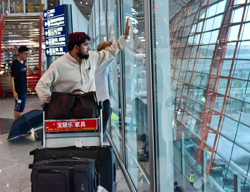 7月20日，旅客在北京首都機場候機。