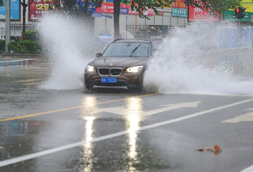7月20日，車輛在石家莊市談固大街一處積水路段通行。