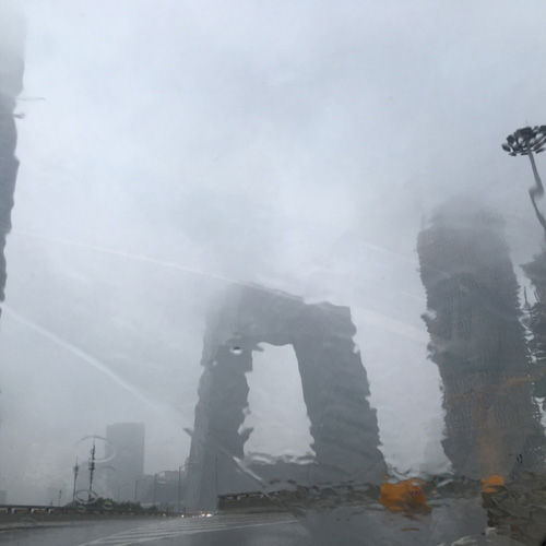 這是透過車窗拍攝的北京東三環附近雨景（7月20日攝）。