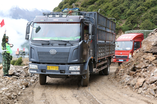 7月27日，川藏公路覺巴山段塌方路段恢復通車。當日12時，經武警交通二支隊官兵奮力搶修，因降雨中斷的川藏線覺巴山段恢復通車。受藏東持續強降雨影響，連日來川藏公路多處相繼發生泥石流、塌方、路基坍塌等災害，川藏線昌都境內海通溝段、覺巴山段交通中斷。新華社發（陸文凱 攝）