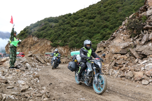 7月27日，川藏公路覺巴山段塌方路段恢復通車。新華社發（陸文凱 攝）