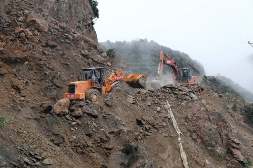7月27日，武警交通二支隊官兵在川藏公路覺巴山段塌方路段搶通道路。新華社發（陸文凱 攝）