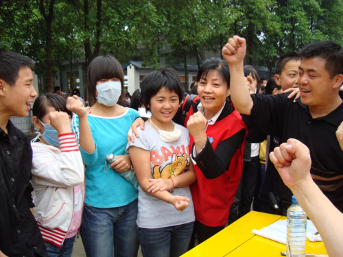 董惠娟（左五）在2008年汶川地震時對受災孩子進行心理疏導。新華社發