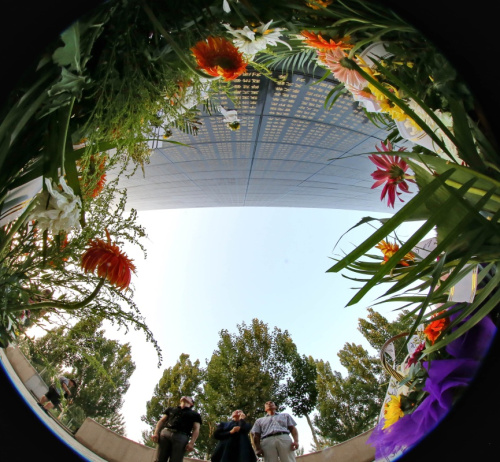 7月27日，董惠娟（中）攜家人到唐山大地震罹難者紀念墻悼念遇難親人。新華社記者 楊世堯 攝