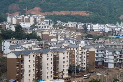 這是魯甸縣龍頭山鎮灰街子安置點（8月2日攝）。記者從云南省住房和城鄉建設廳獲悉，截至今年7月底，魯甸地震災區除民房外的2243個城鄉基礎設施、公共服務、特色產業等其他恢復重建項目大部分已經啟動建設，其中已完工和在建的接近八成。新華社記者 胡超 攝