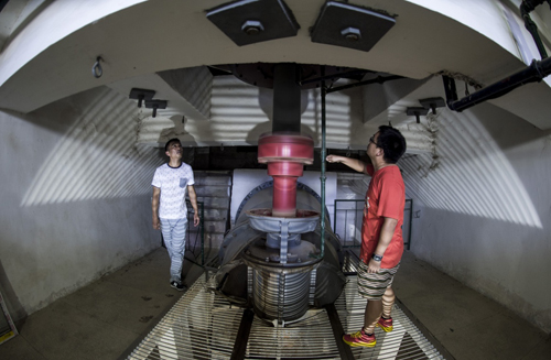 8月17日，武漢湯遜湖泵站管理處的工作人員在機組內部進行檢查。湯遜湖泵站是湖北武漢市城區重點水利工程，是湯遜湖水系10多個湖泊積水抽排至長江的主要出口，承擔武昌、洪山、江夏、東湖高新四個城區的降雨和生活排水任務。今年7月，武漢遭遇數輪超強暴雨，多個湖泊的調蓄能力陸續達到極限，城區大面積漬水。湯遜湖泵站啟動15臺機組，不間斷滿負荷運行25天，排水3.26億立方米，有效地應對了武漢城區漬水問題。