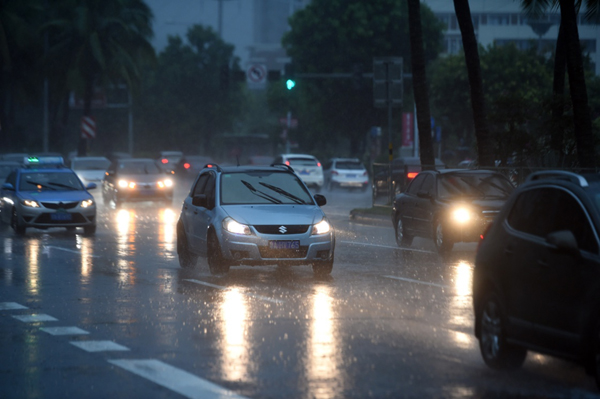 8月18日，汽車在?？跒I海大道上行駛。當日，受第8號臺風影響，海南島大部分地區持續大暴雨，局部地區出現特大暴雨。新華社記者 楊冠宇 攝
